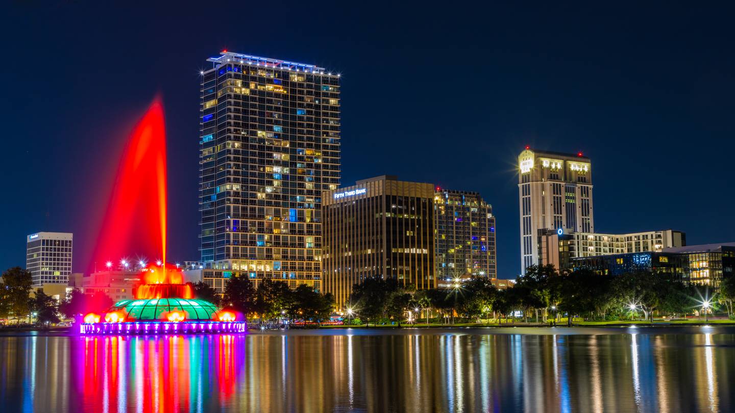 Walking around Lake Eola in Orlando for the holidays!